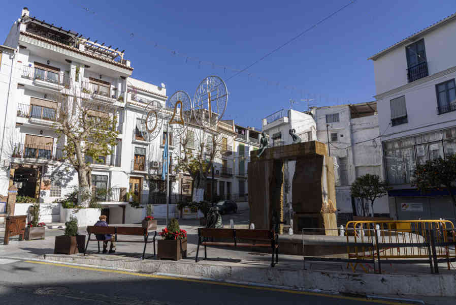 Granada - la Alpujarra 034 - Lanjarón - plaza de la Constitución.jpg